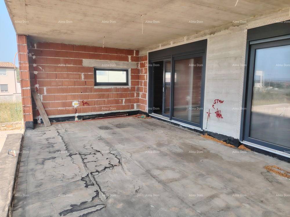 Unfertiger Balkonbereich mit Ziegelwänden, Betonboden und großen Schiebetüren im Rohbauzustand.