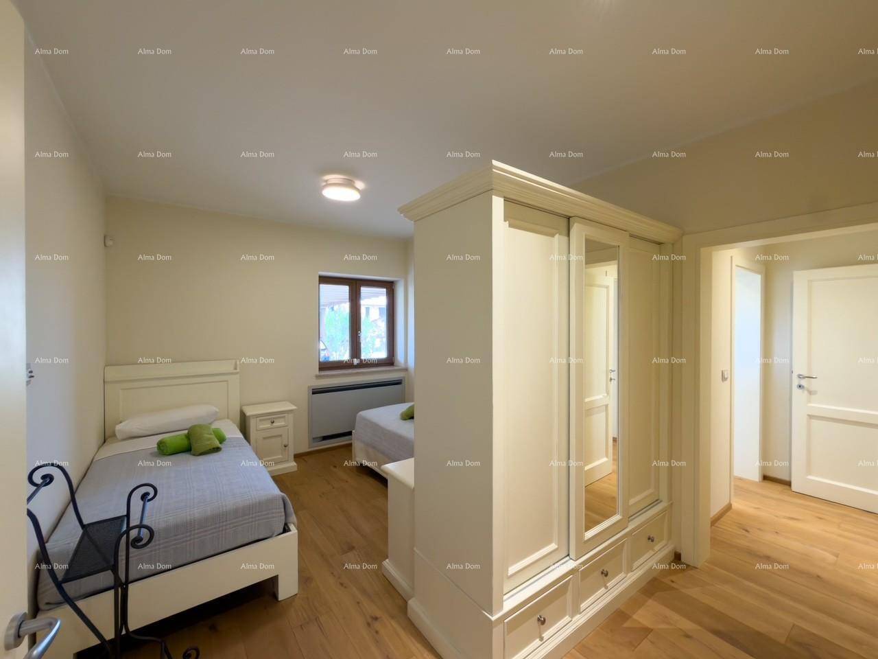Gemütliches Schlafzimmer mit zwei Einzelbetten, Spiegelschrank und hellem Holzfußboden.