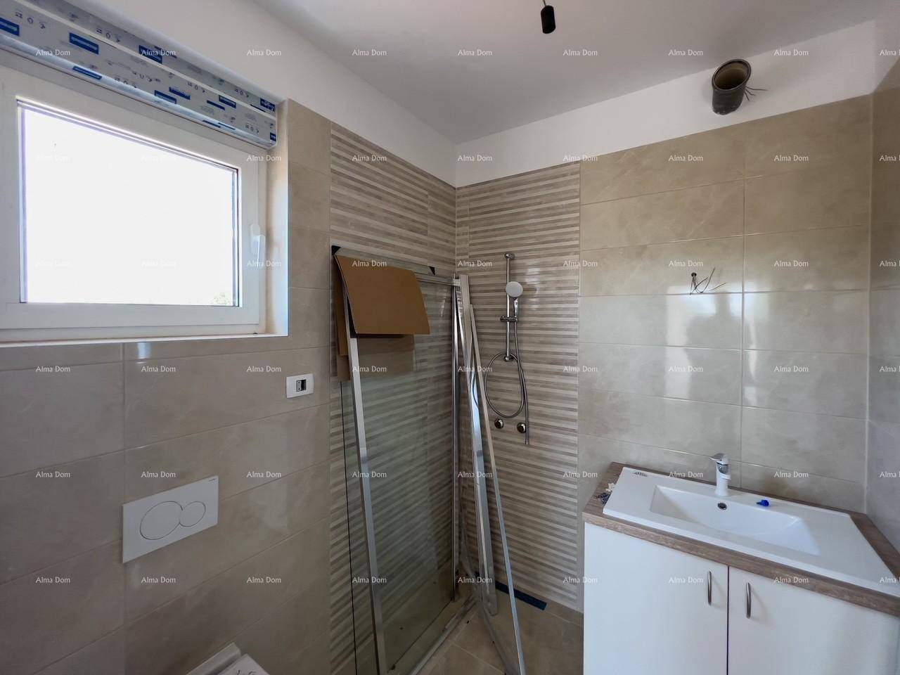 Modernes Badezimmer mit Fenster, Dusche und Einzelwaschbecken, noch im Bau.