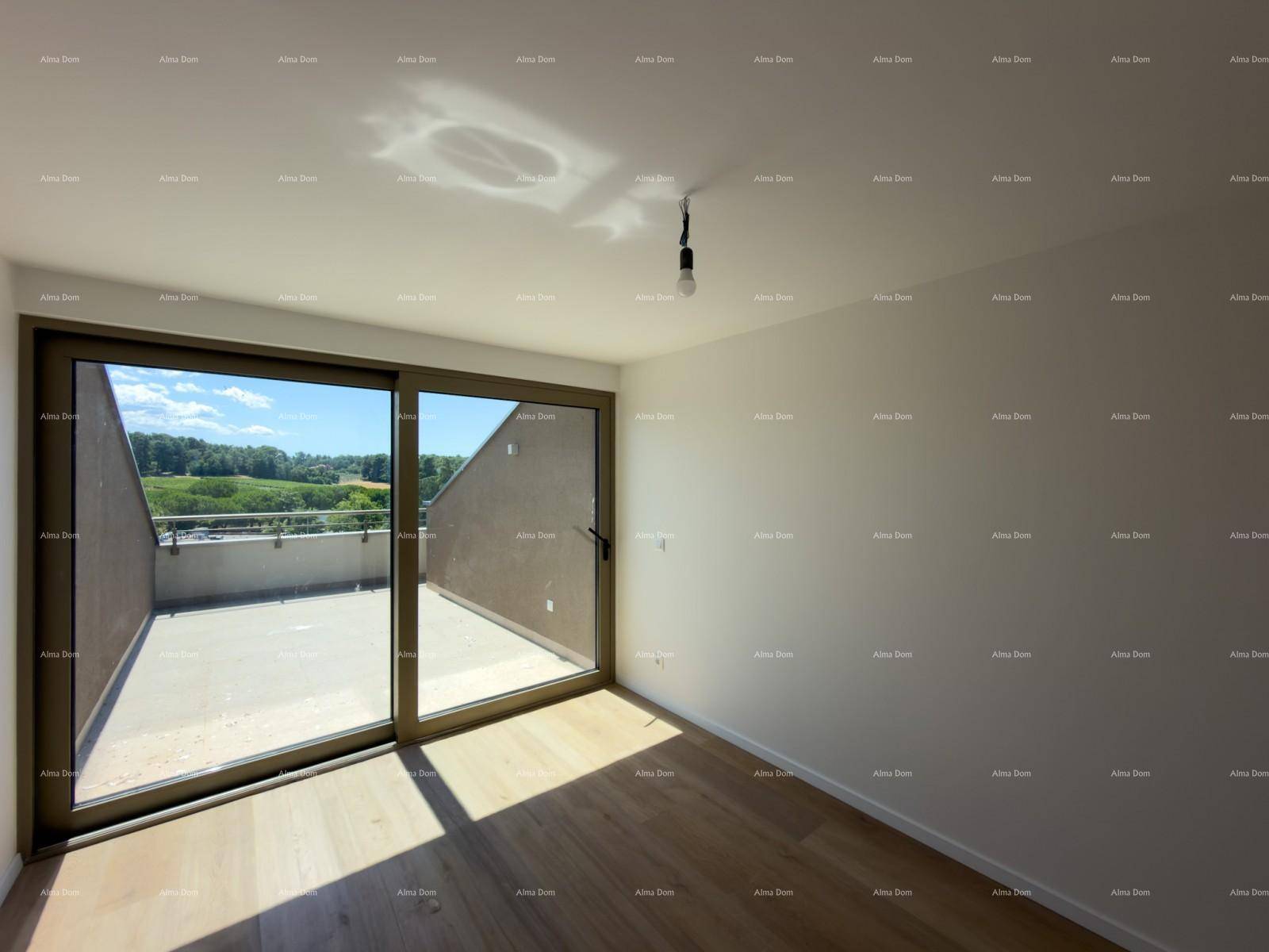 Helles Zimmer mit Holzboden und Schiebetüren, die zu einer Dachterrasse führen.