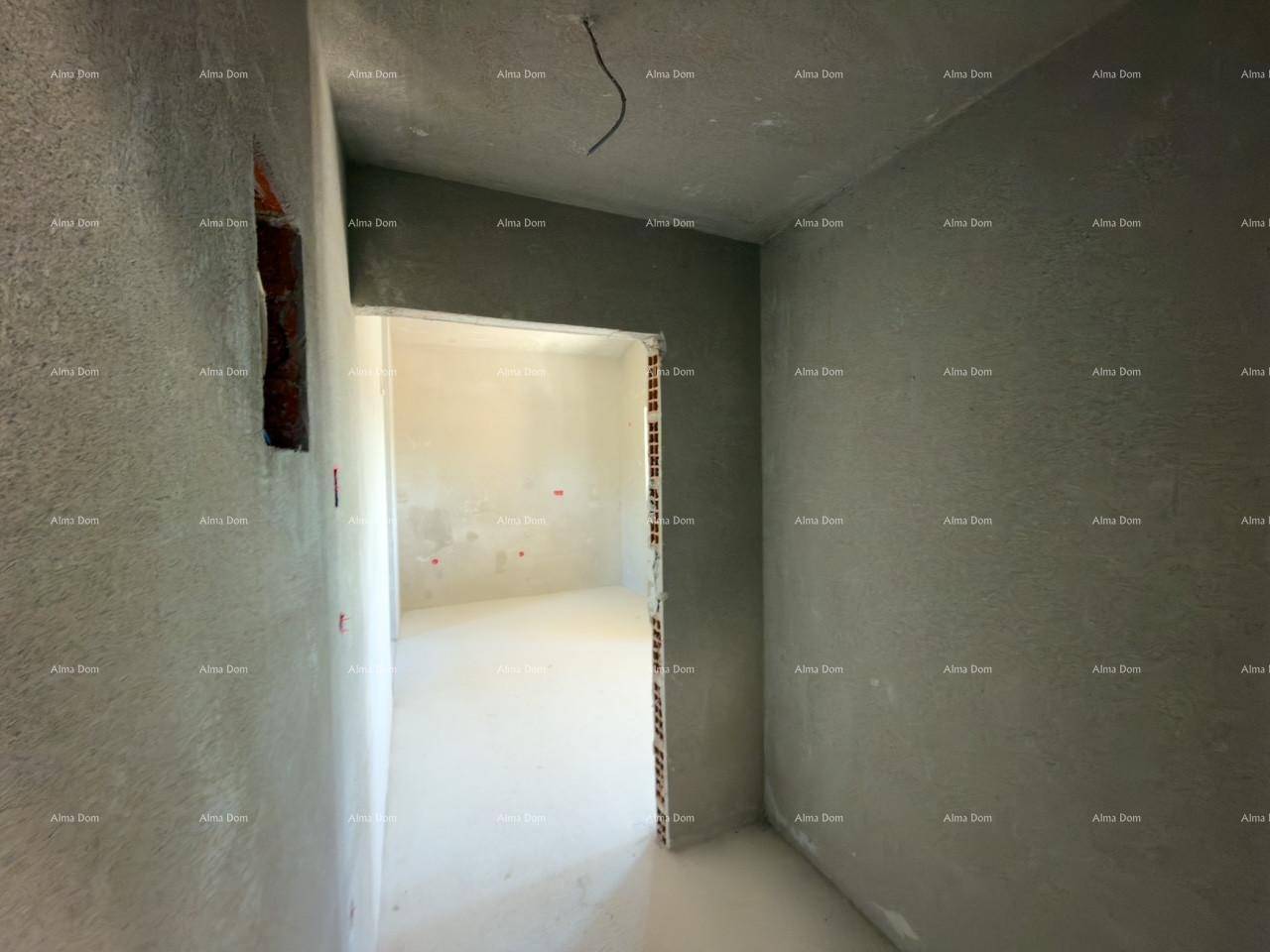 Unfertiger Flur mit rohen Wänden und Decken, bereit für den weiteren Ausbau.