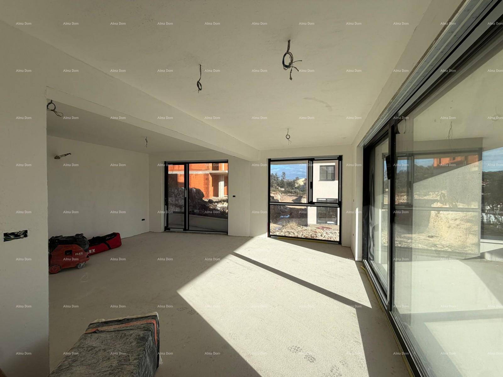 Heller Wohnbereich im Rohbau mit großen Schiebefenstern und viel natürlichem Licht, ideal für offenes Wohnen.