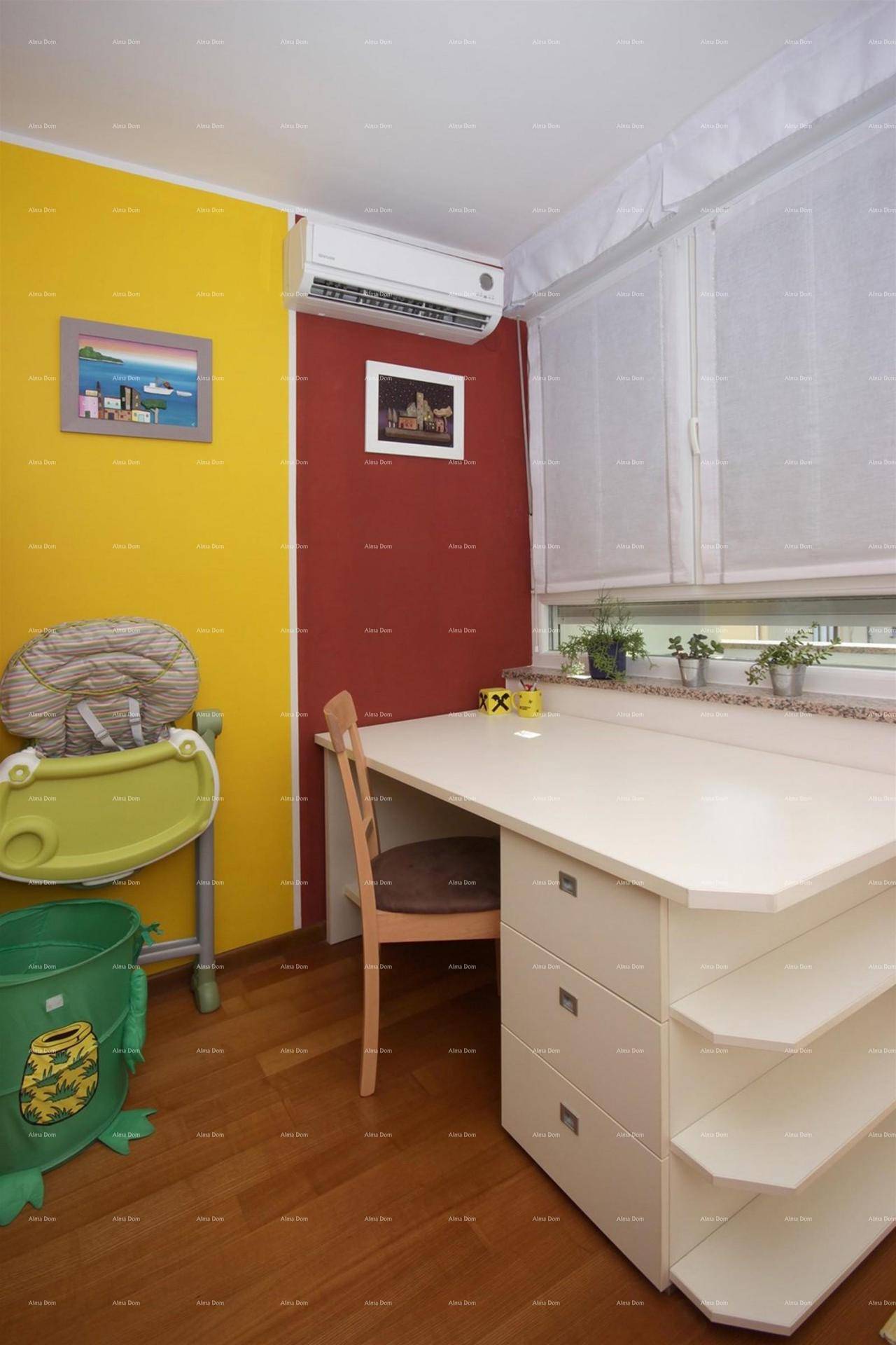 Helle Arbeitsecke mit Schreibtisch und Fenster, kombiniert mit bunten Wänden.
