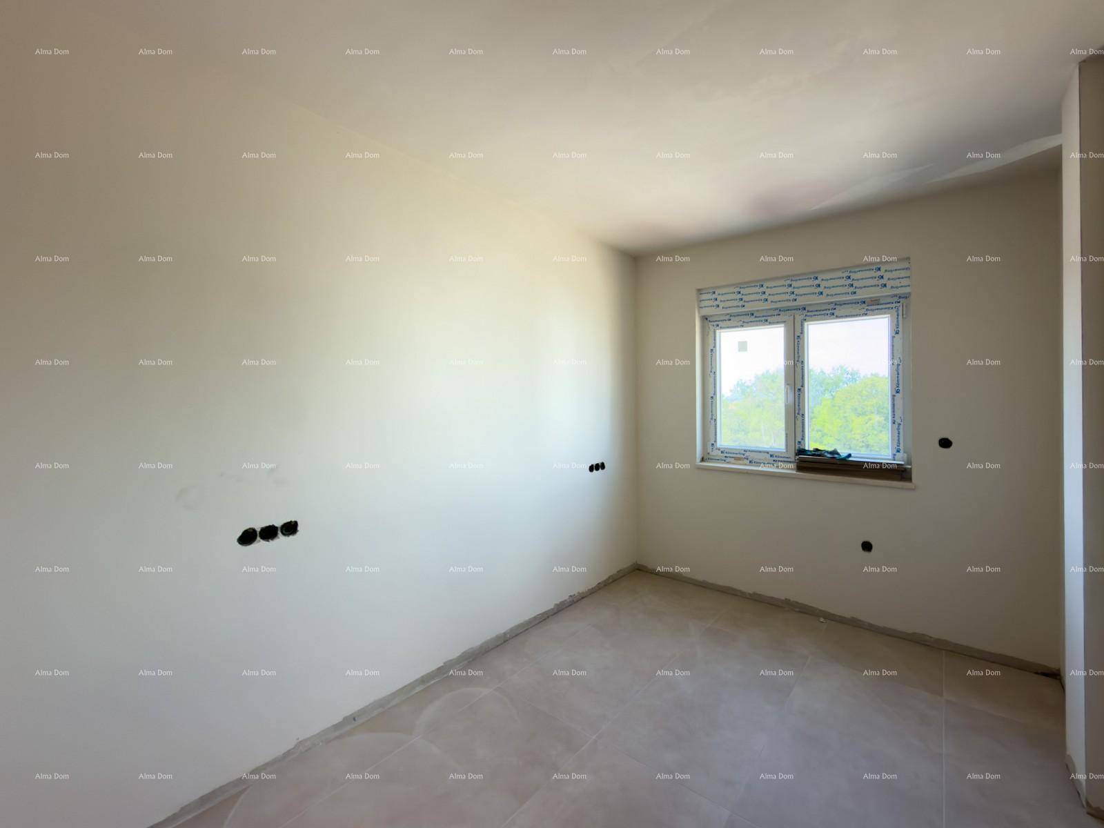 Helles, unfertiges Schlafzimmer mit Fenster und Fliesenboden, bereit für den Innenausbau und Möbel.