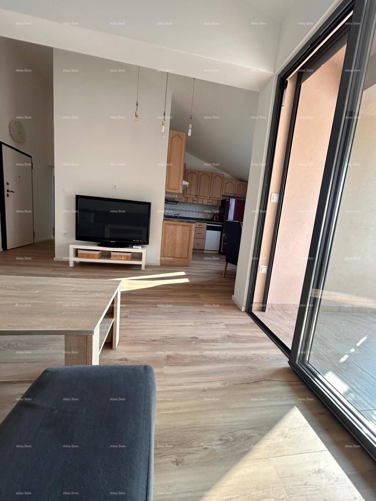 Heller Wohnbereich mit Zugang zu einem Balkon oder einer Terrasse und offener Küche.