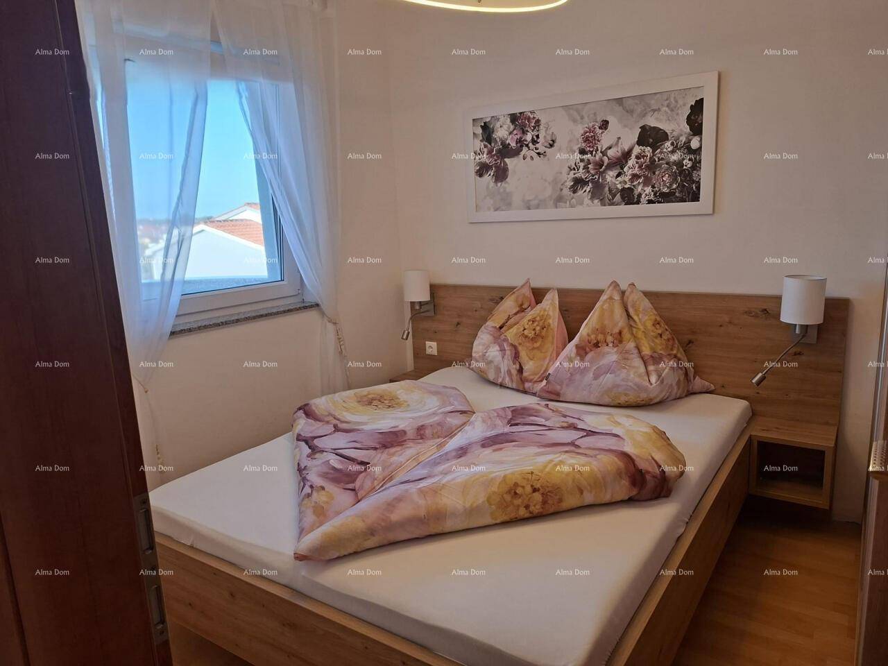 Helles Schlafzimmer mit Doppelbett, Nachttischen und einem großen Fenster.