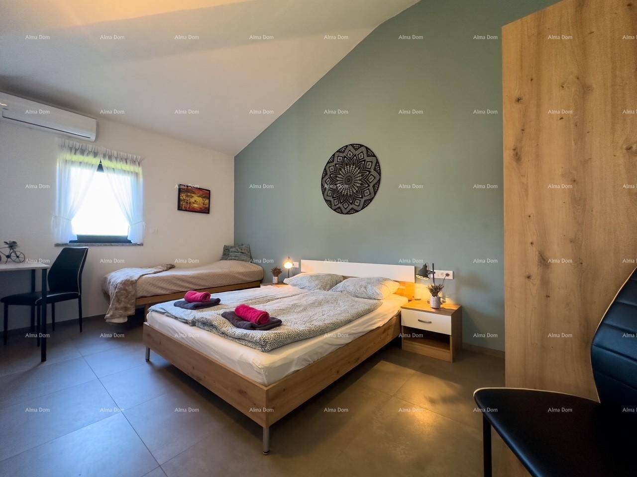 Geräumiges Schlafzimmer mit zwei Betten, Schreibtisch und Klimaanlage.