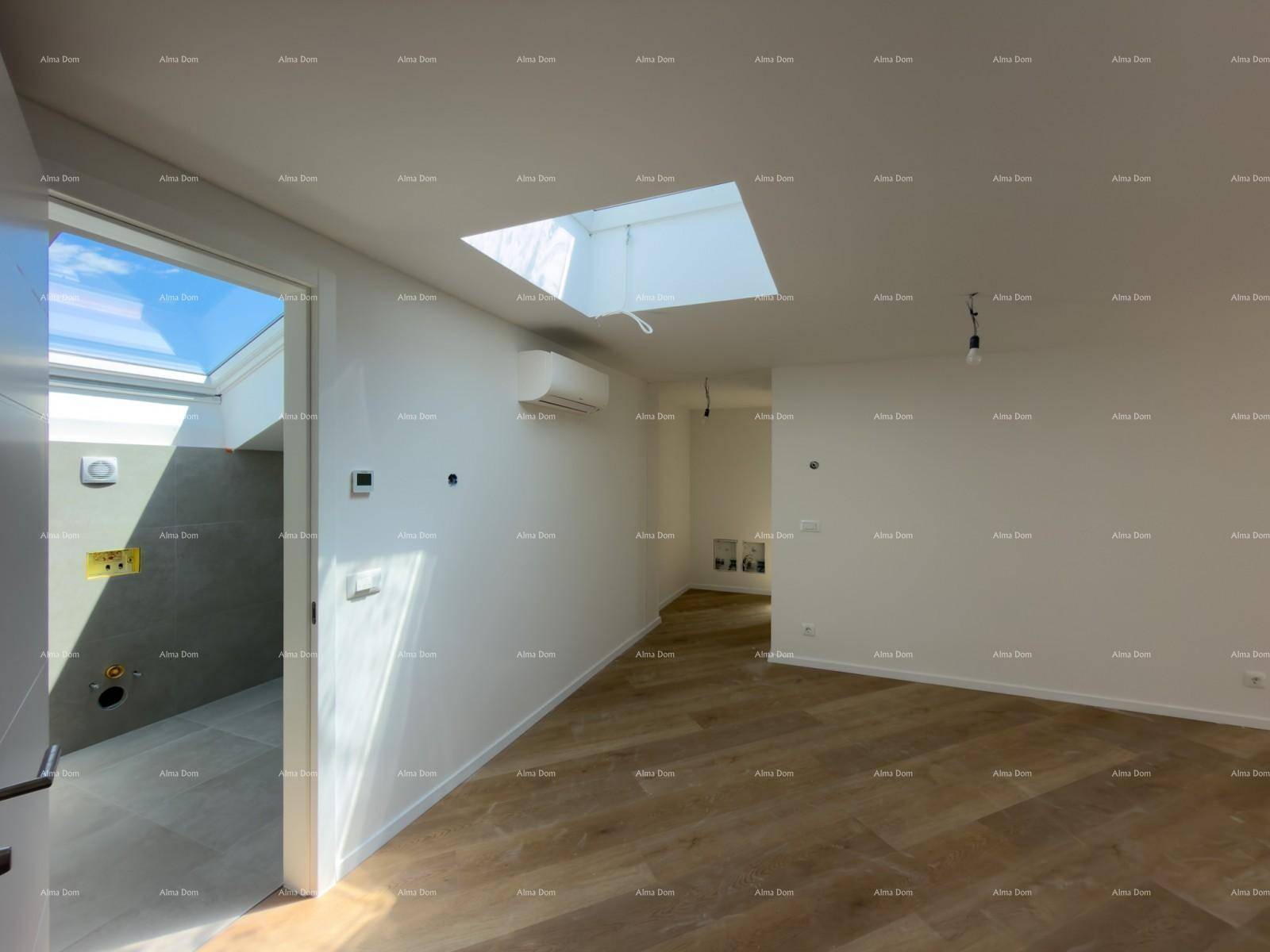 Geräumiger Raum mit Holzboden, Oberlicht, Klimaanlage und Zugang zu einem Badezimmer.