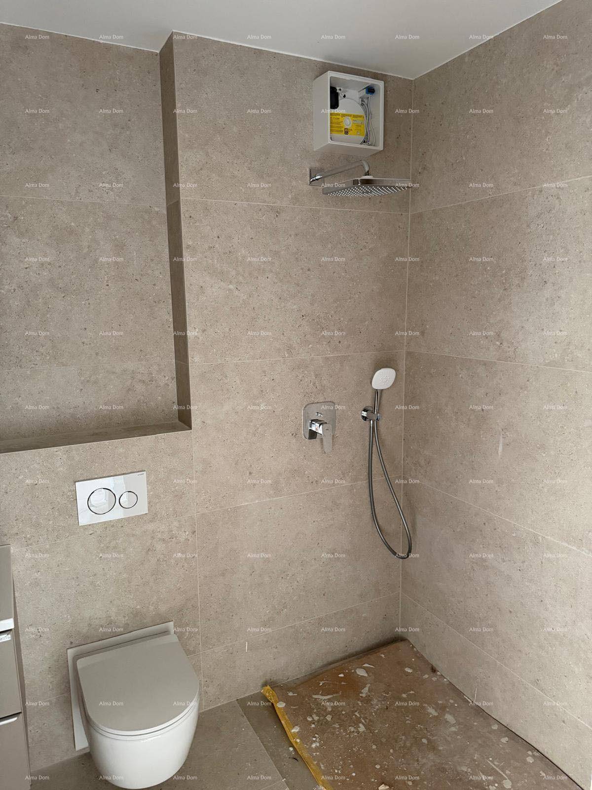 Duschbereich mit Regendusche und wandhängendem WC in einem modern gefliesten Badezimmer.