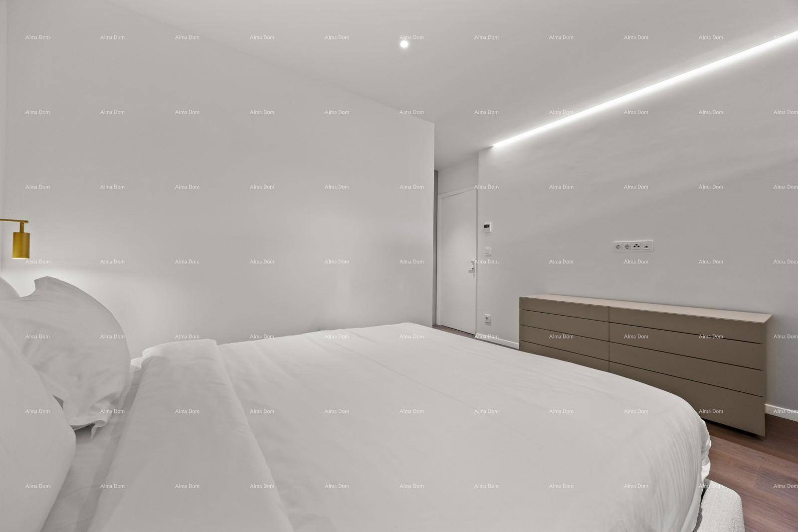 Schlafzimmer mit Holzboden, langer Kommode und indirekter Deckenbeleuchtung für eine gemütliche Atmosphäre.