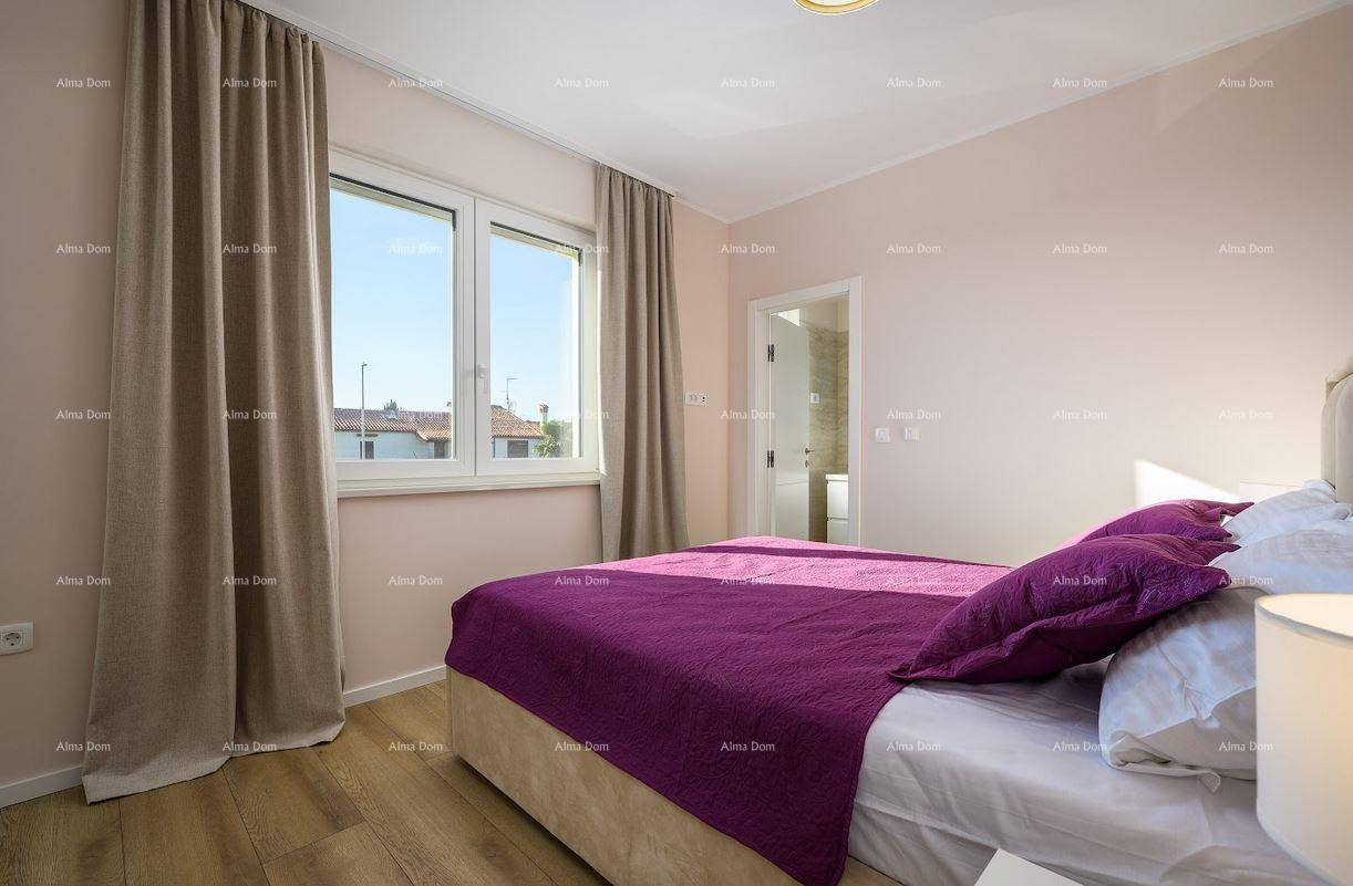 Helles Schlafzimmer mit großem Fenster, bequemen Bett und Vorhängen, die viel Tageslicht hereinlassen.