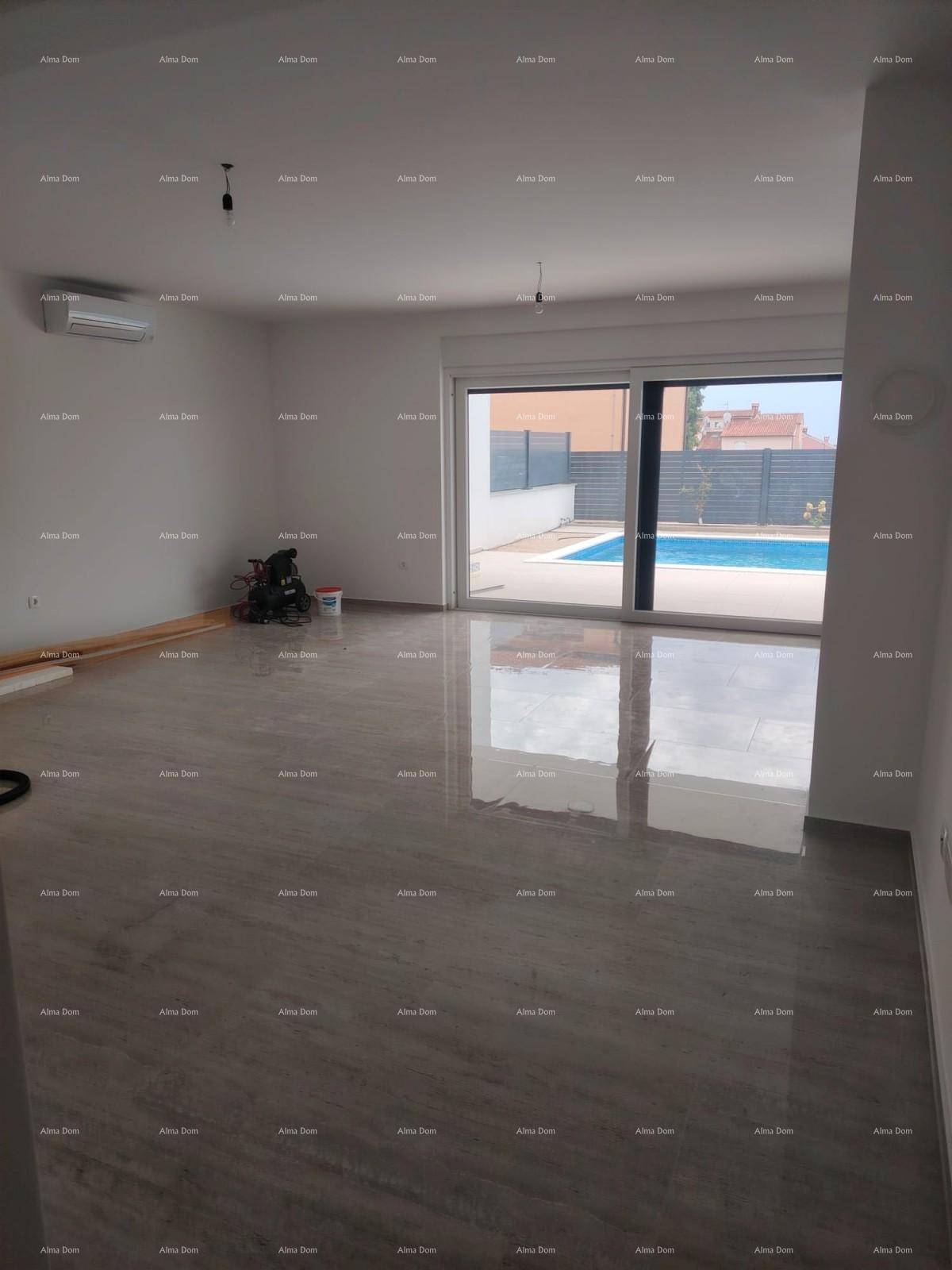 Geräumiges Wohnzimmer mit glänzendem Fliesenboden und direktem Zugang zum Poolbereich.