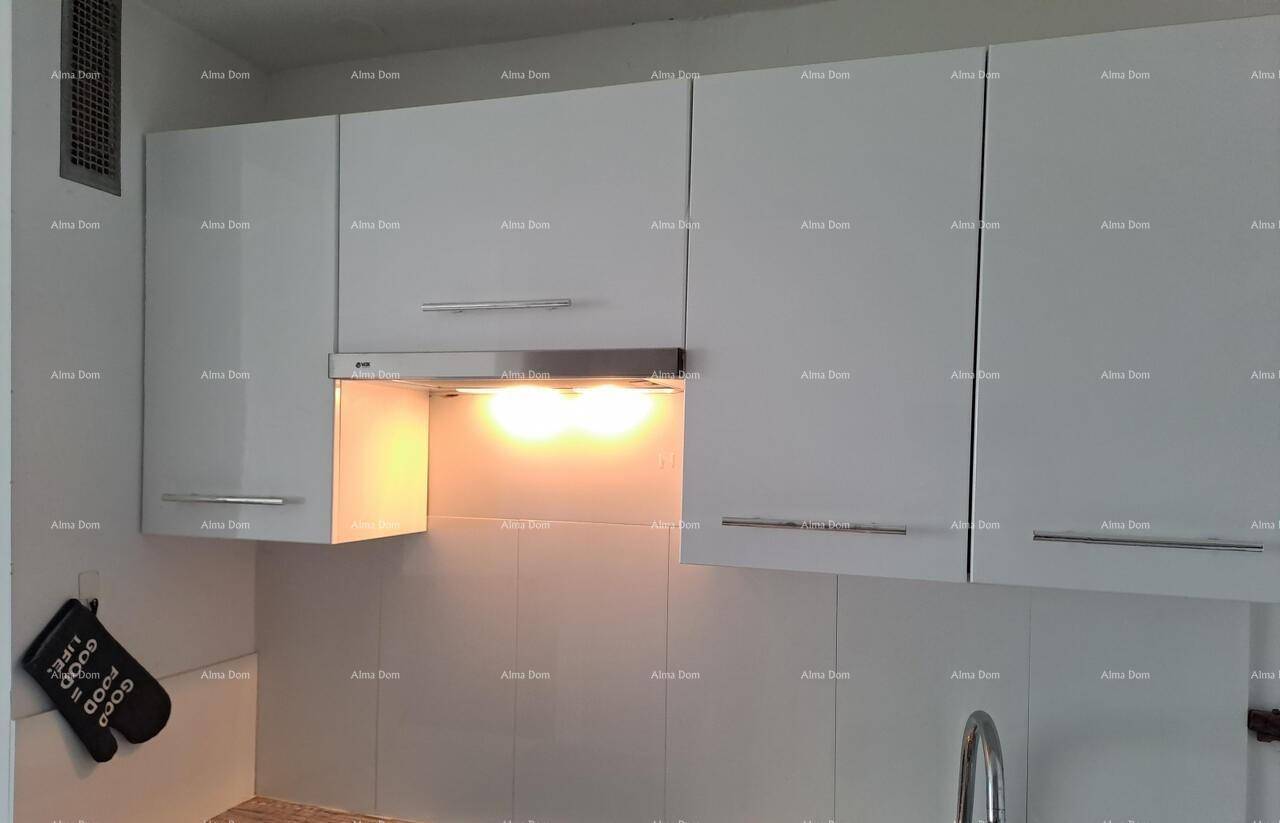 Moderne weiße Küchenoberschränke mit integrierter Dunstabzugshaube und Beleuchtung.