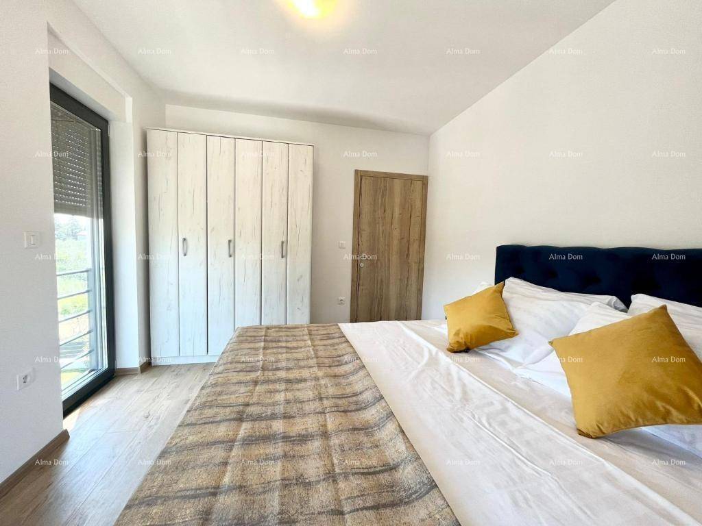 Modernes Schlafzimmer mit Holzboden, großem Schrank und gelben Akzenten.