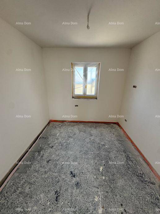Helles, unfertiges Zimmer mit einem Fenster, das auf die Umgebung blickt und Tageslicht spendet.