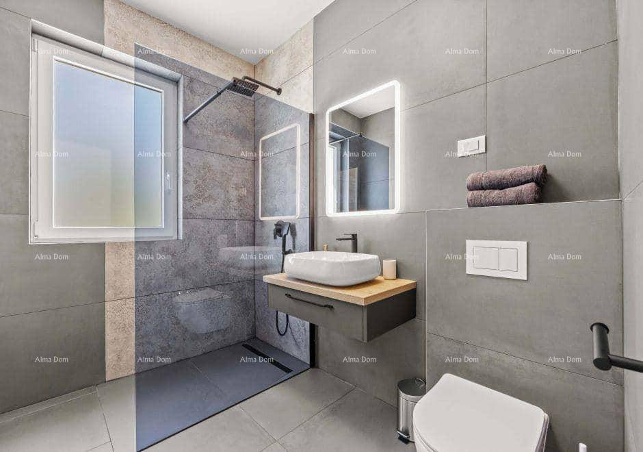 Elegantes Badezimmer mit begehbarer Dusche, modernem Waschtisch und großem Fenster.