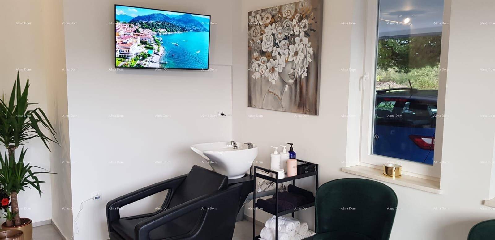 Moderner Friseursalon mit Waschbecken, Fernseher an der Wand und Blick ins Grüne.