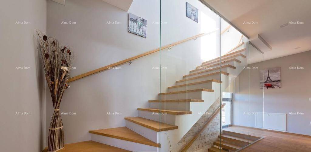 Elegante Holztreppe mit Glasgeländer und natürlichem Lichteinfall, verziert mit moderner Kunst.