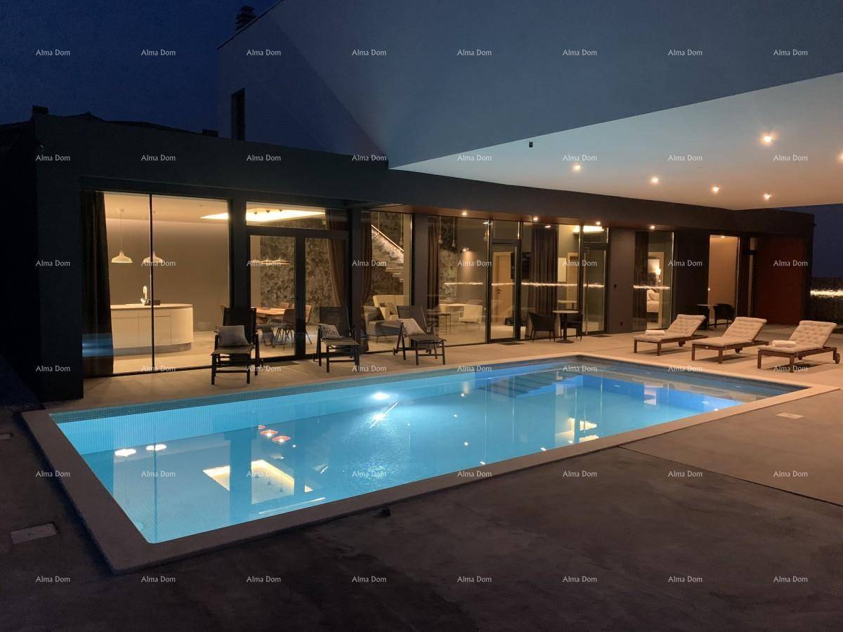 Beeindruckender Außenbereich bei Nacht mit beleuchtetem Pool und der modernen Architektur des Hauses.