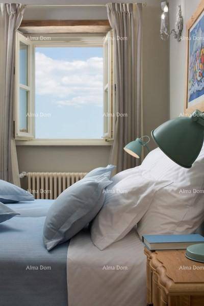 Detailansicht eines Fensters im Schlafzimmer, das viel Tageslicht hereinlässt und eine weite Aussicht bietet.