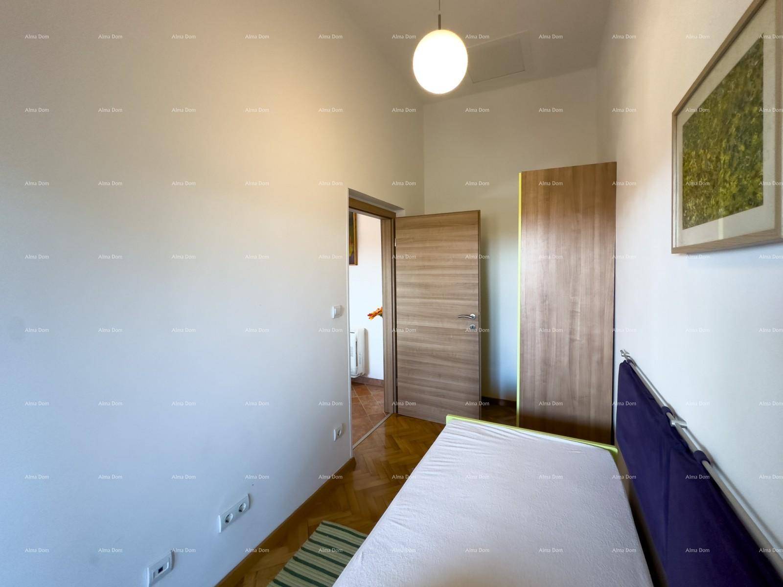 Schlafzimmer mit Holzboden, moderner Holztür und integriertem Kleiderschrank.