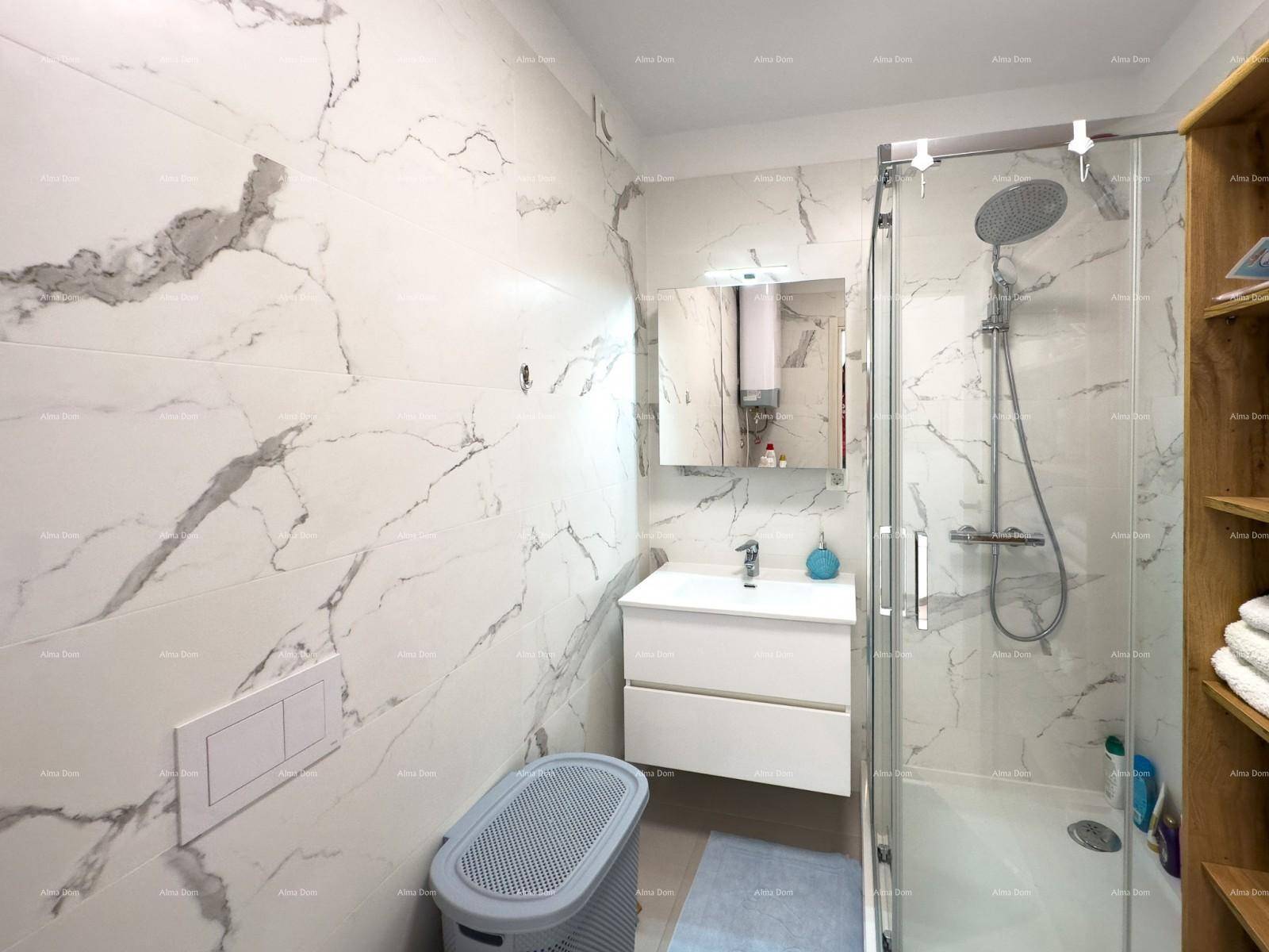 Modernes Badezimmer mit Duschkabine, Wand-WC und eleganten Marmorfliesen.