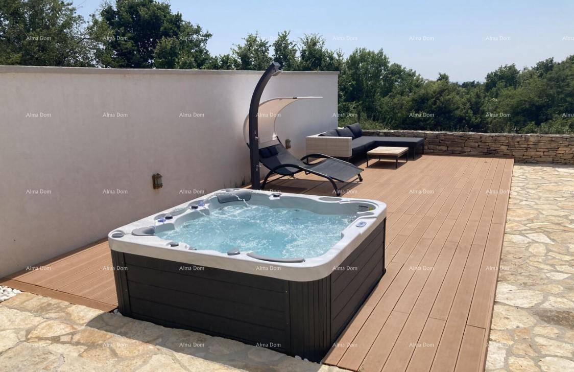 Moderner Whirlpool auf einer Holzterrasse mit bequemen Outdoor-Möbeln für entspannte Stunden.