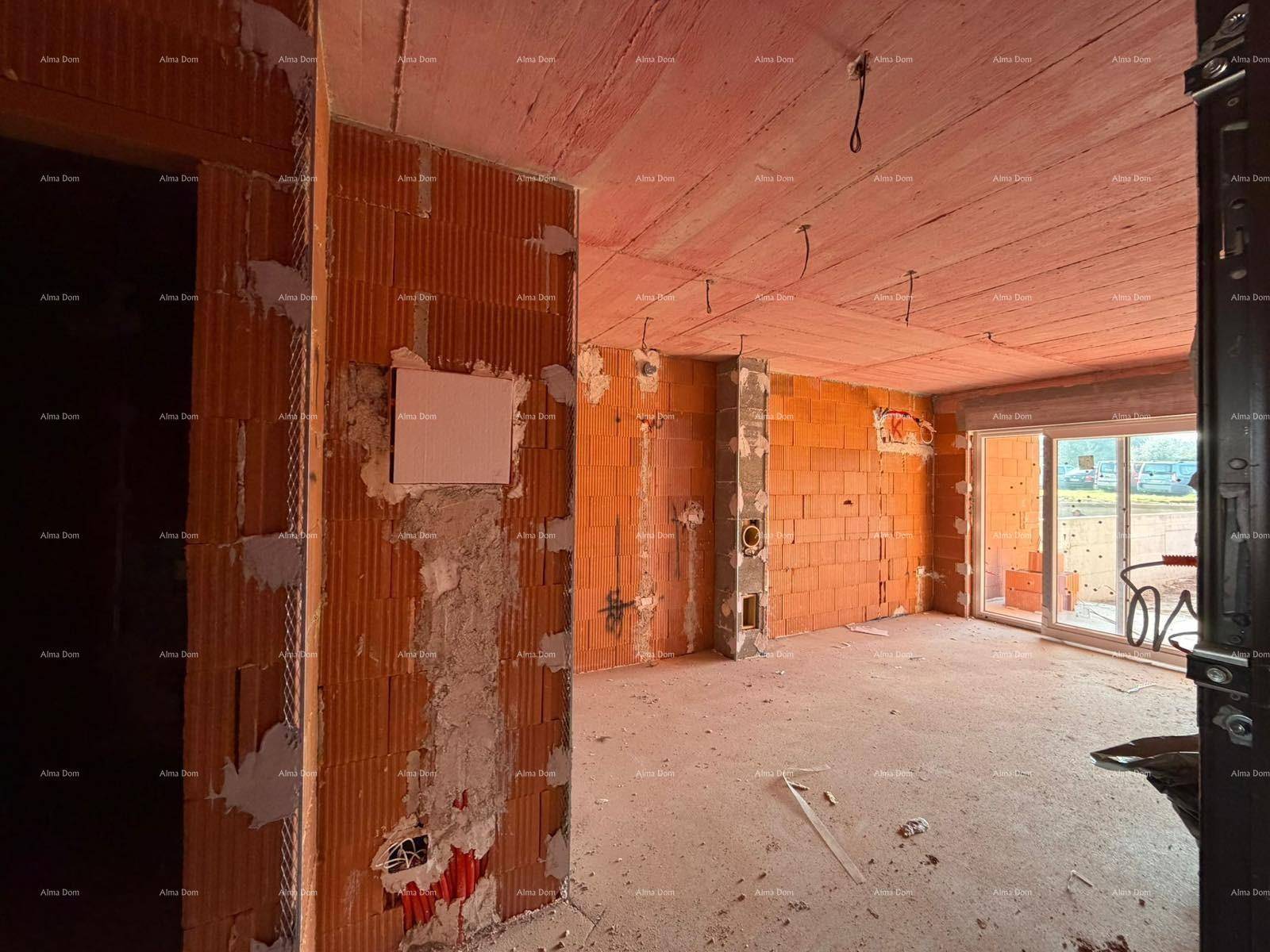 Großer Wohnbereich im Rohbau mit Blick auf die Baustelle und vorbereiteten Installationen.