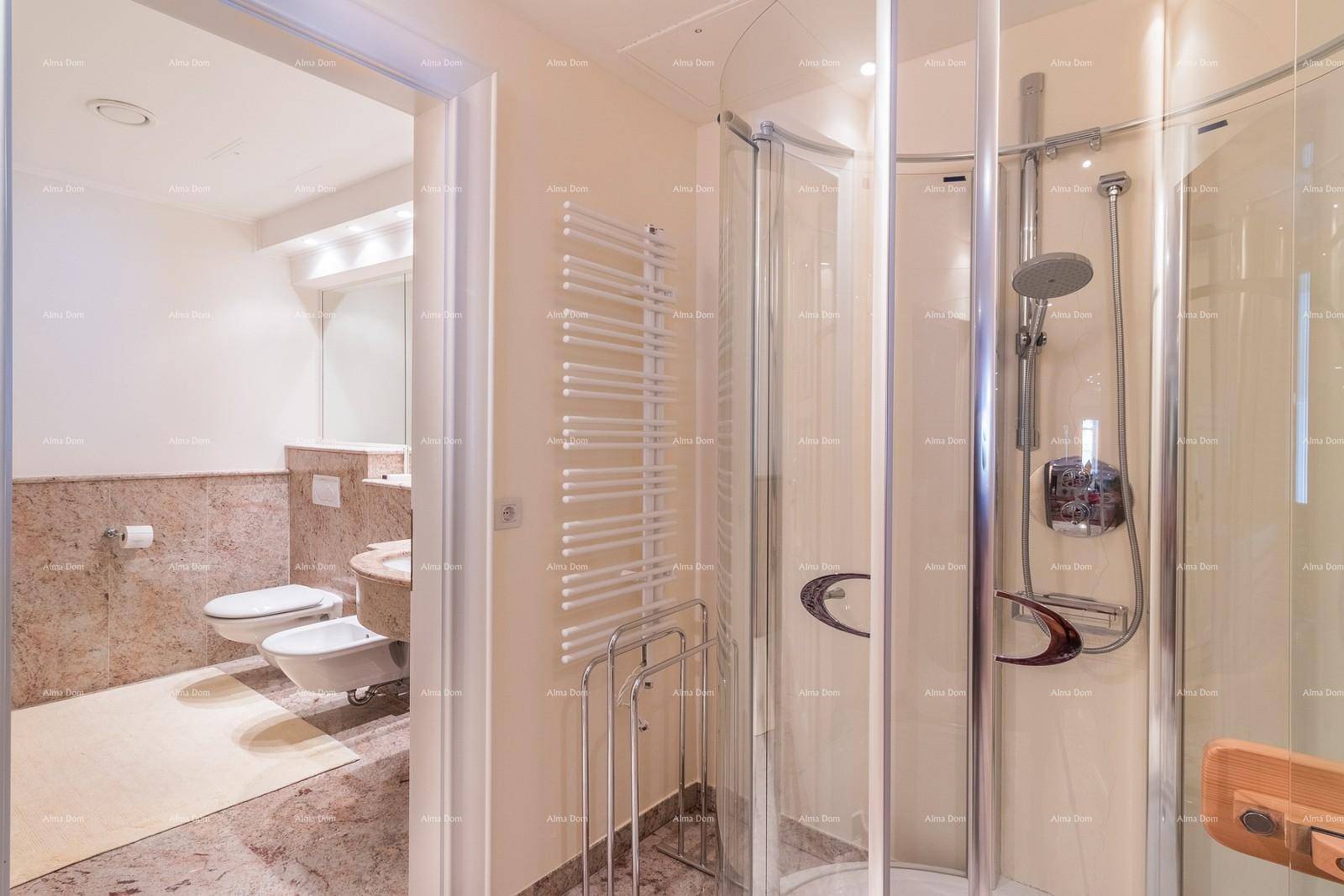 Modernes Badezimmer mit Duschkabine, beheiztem Handtuchhalter und Marmorfliesen.