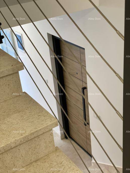 Moderner Eingangsbereich mit Holzhaustür und Treppe mit Edelstahlgeländer und Steinbelag.