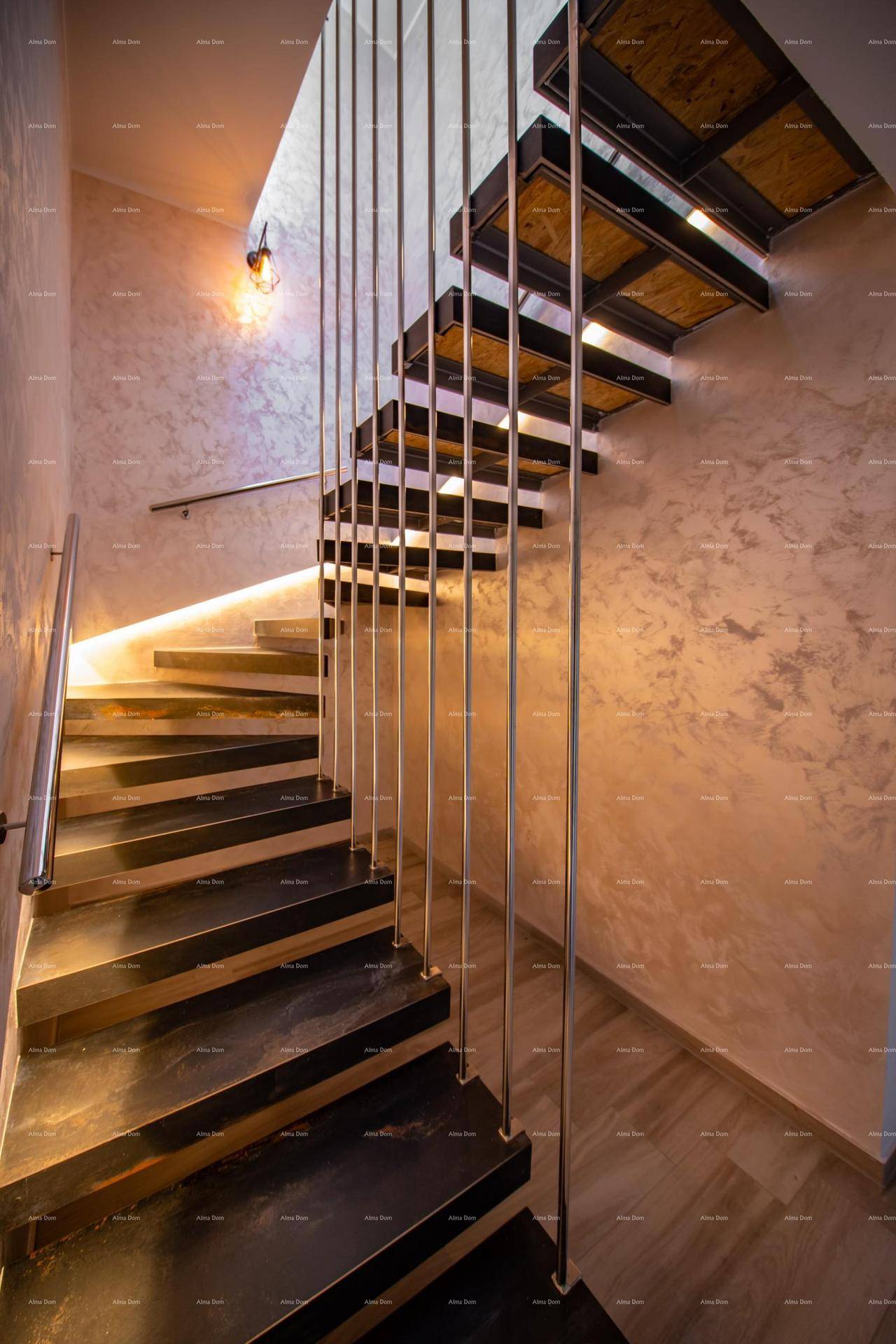 Elegante Wendeltreppe mit Metallgeländer und indirekter Beleuchtung.