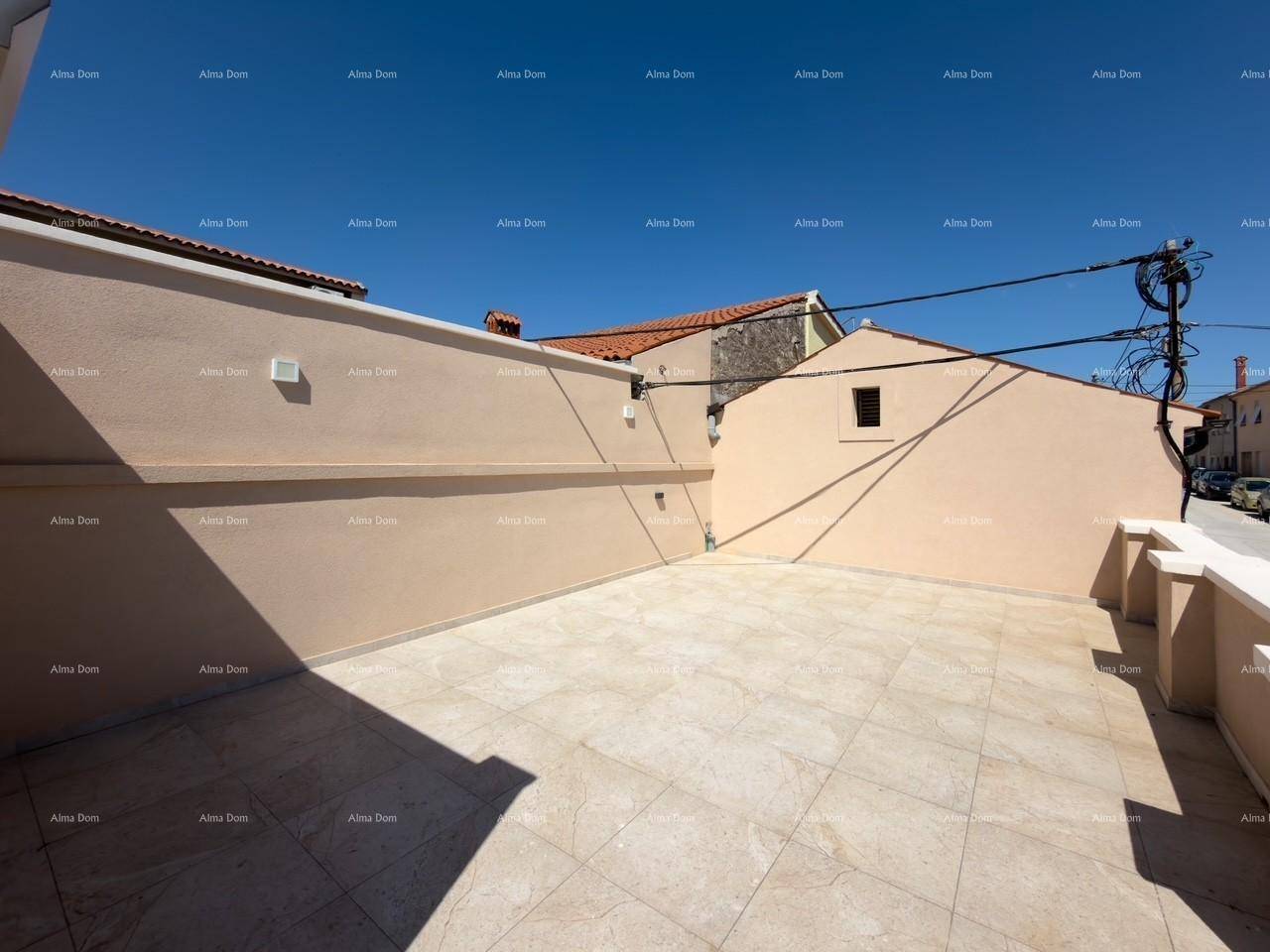 Große, geflieste Außenterrasse mit viel Platz und sonnigem Himmel, ideal zum Entspannen.