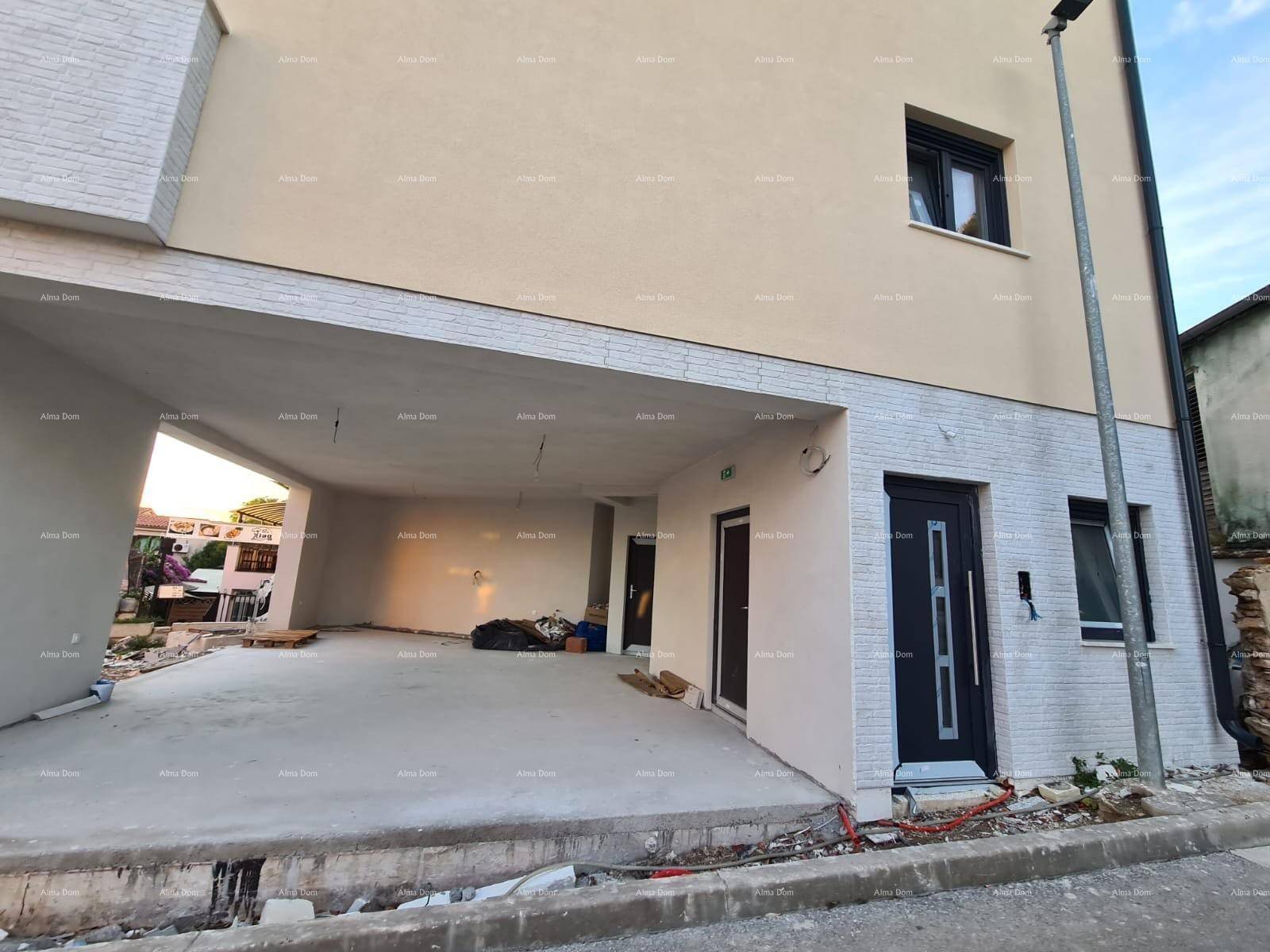 Eingangsbereich eines Neubaus mit modernem Carport und dunkler Eingangstür.