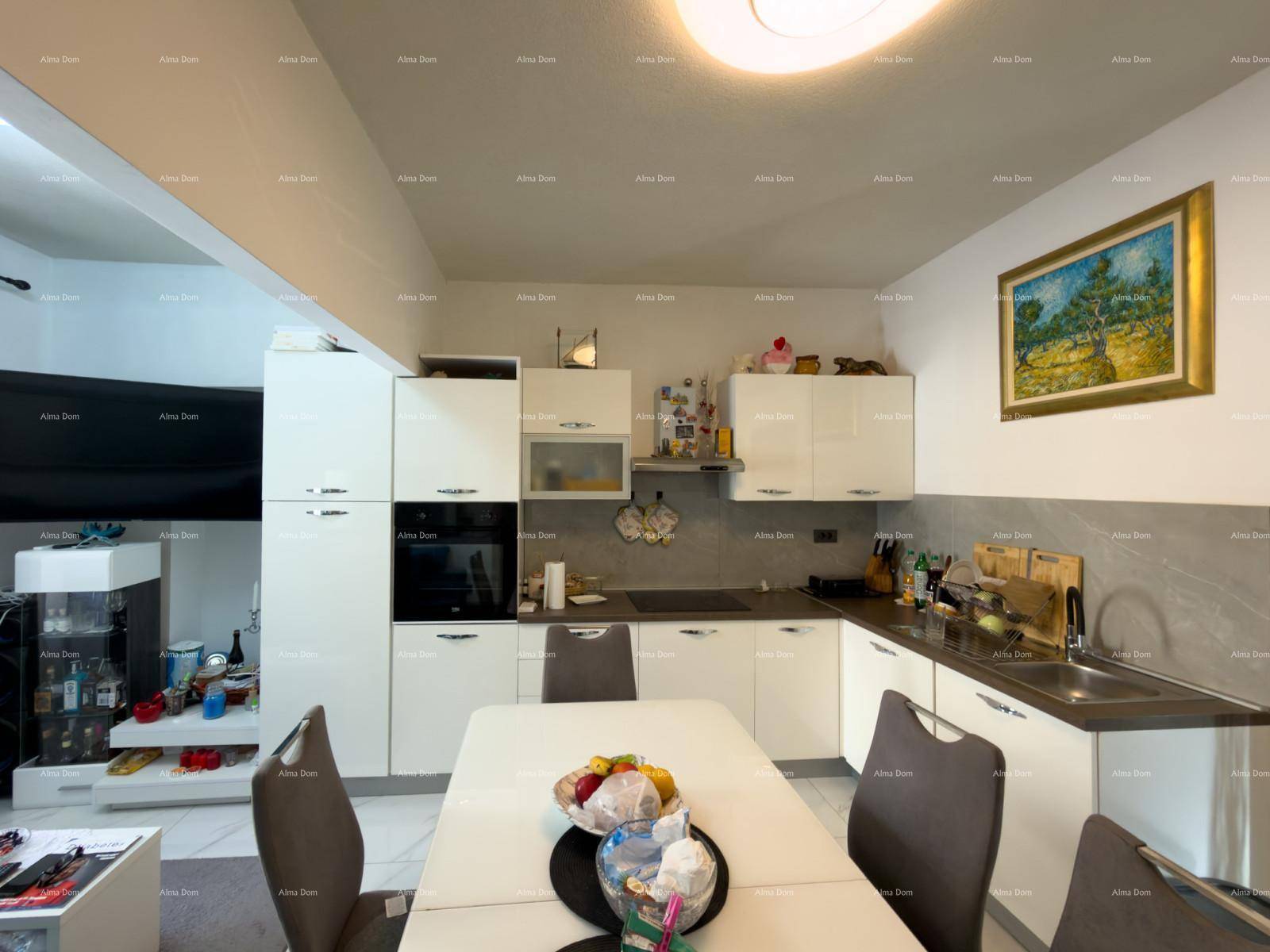 Moderne Einbauküche mit weißen Fronten, Essbereich und integrierten Geräten.