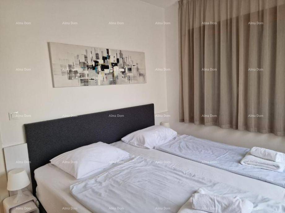 Schlafzimmer mit zwei Einzelbetten, Parkettboden und Vorhängen.