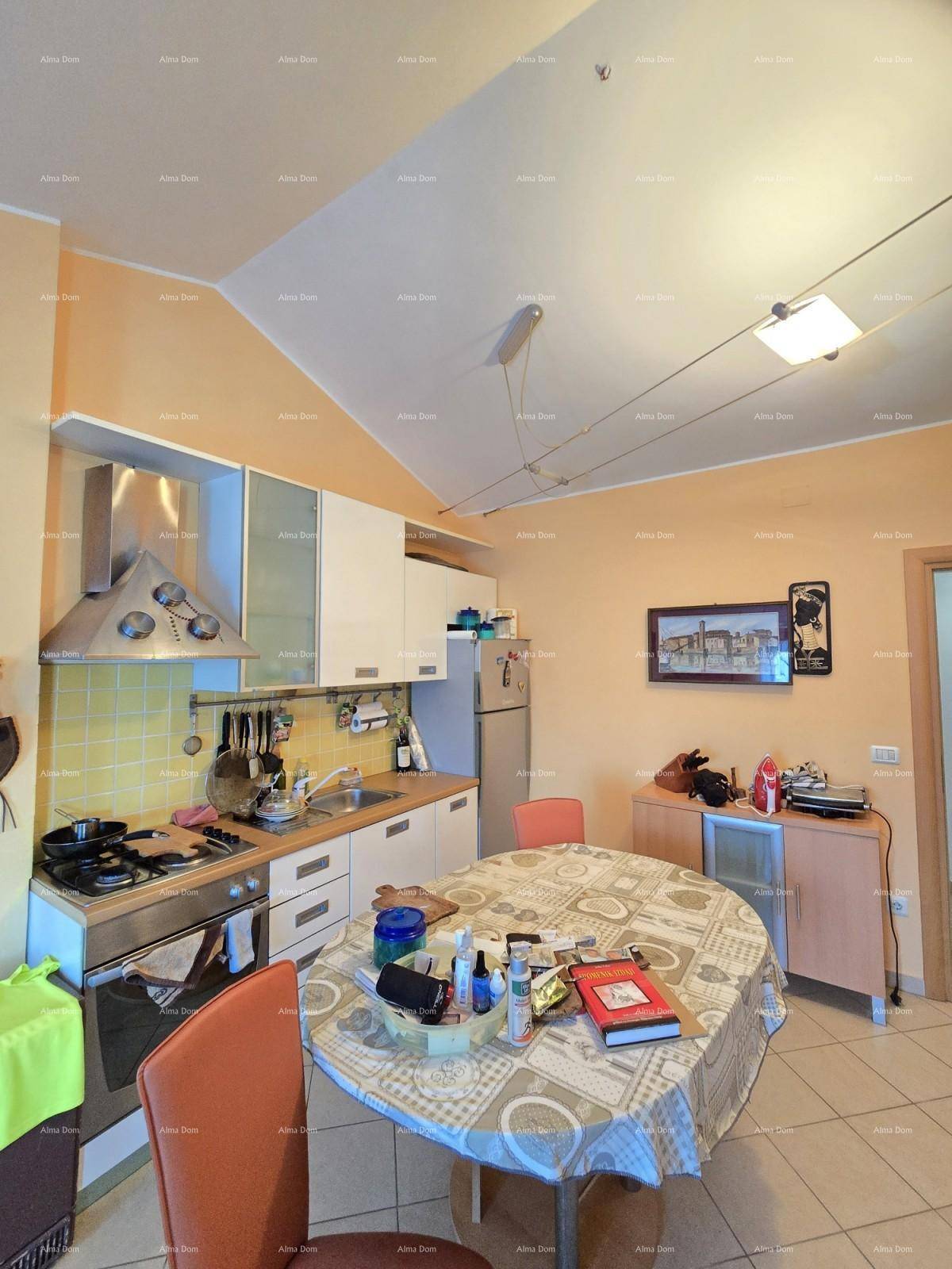 Offene Küche mit Essbereich und Wohnzimmer in einem hellen Raum.