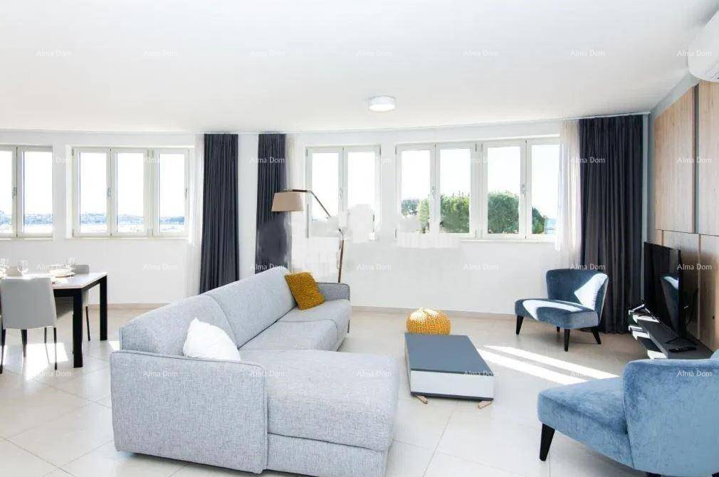 Geräumiger Wohnbereich mit bequemer Couch, modernen Möbeln und hellem Ambiente mit Meerblick.