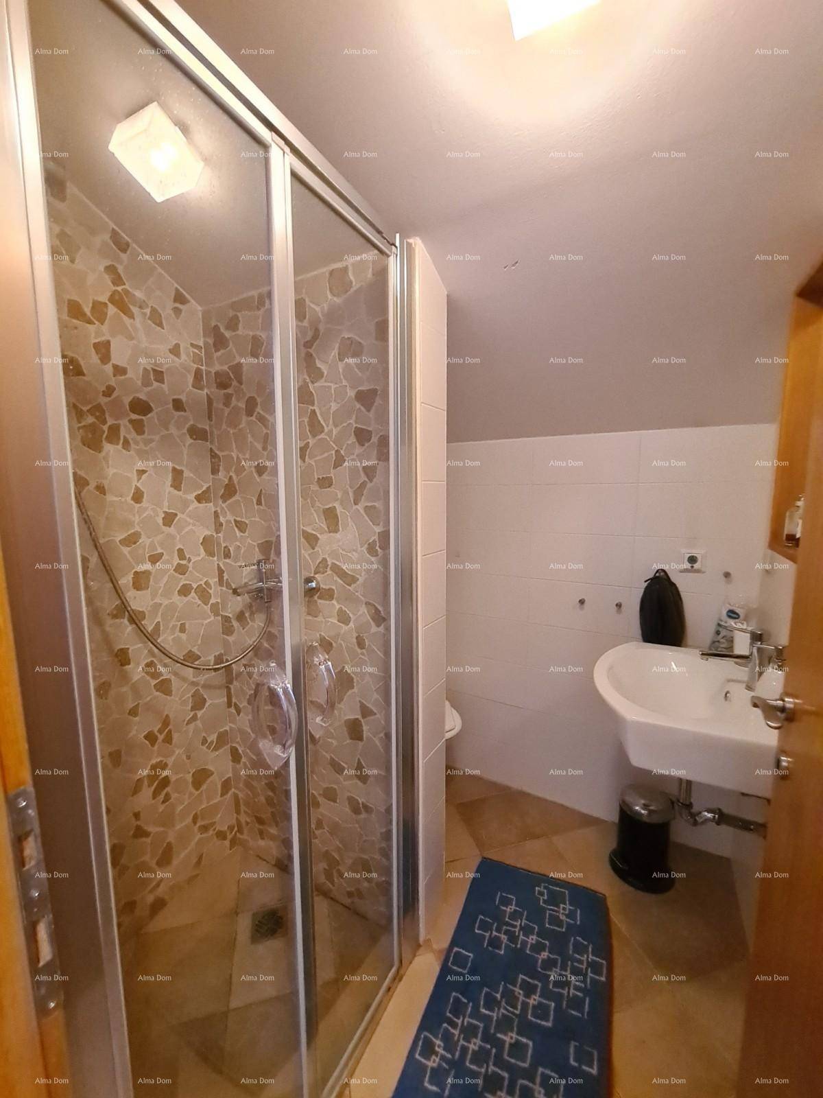 Funktionales Badezimmer mit Duschkabine, WC und Waschbecken, hell gefliest.