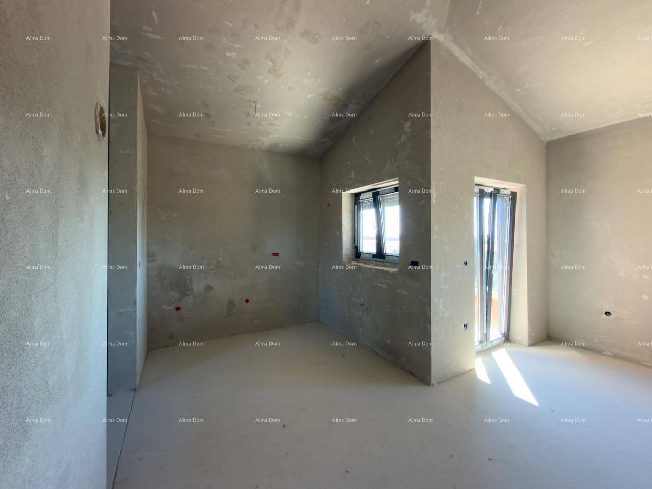 Unfertiger Raum mit schrägen Decken, einem Fenster und Zugang zu einem Außenbereich.