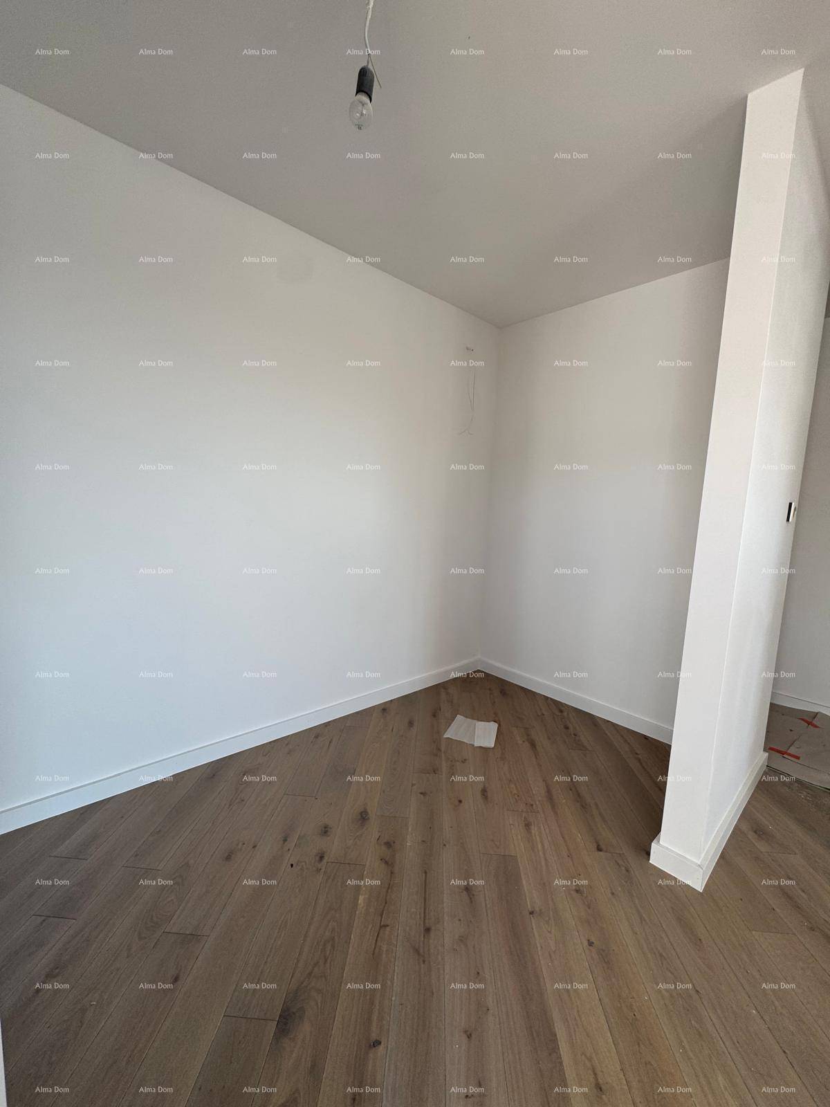 Unmöblierter Raum in einem Neubau mit Holzboden und weißen Wänden.