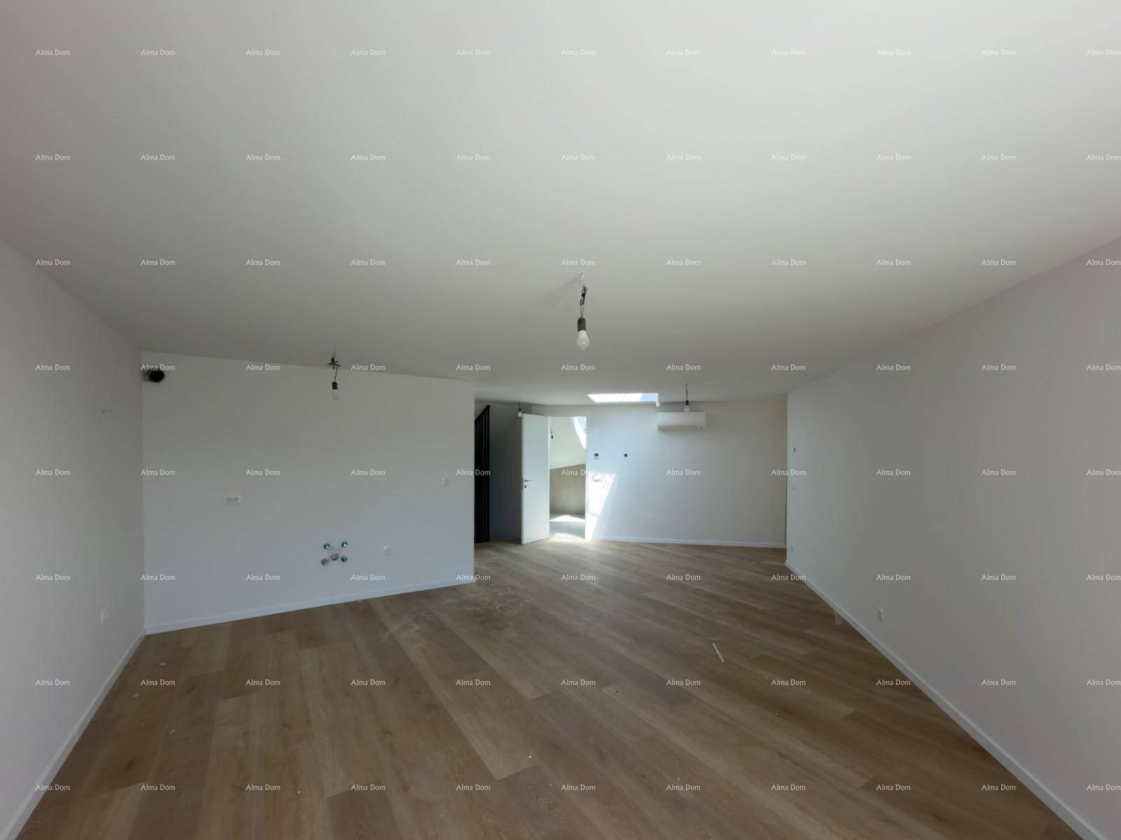 Geräumiger Wohnbereich mit Holzboden, Oberlicht, Klimaanlage und offenem Zugang.