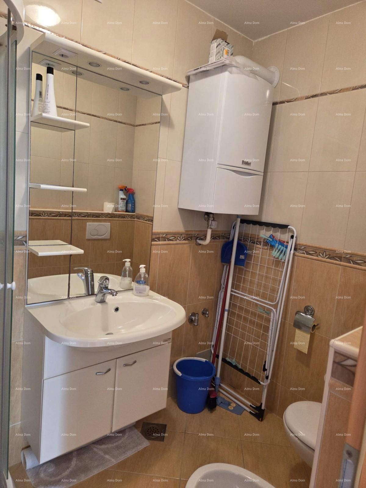 Badezimmer mit Dusche, Waschbecken, Spiegel und Fliesen an Wänden und Boden.