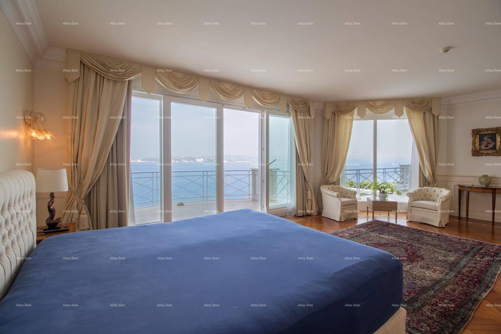 Großes Schlafzimmer mit Meerblick, Balkonzugang, Parkettboden und eleganten Vorhängen.