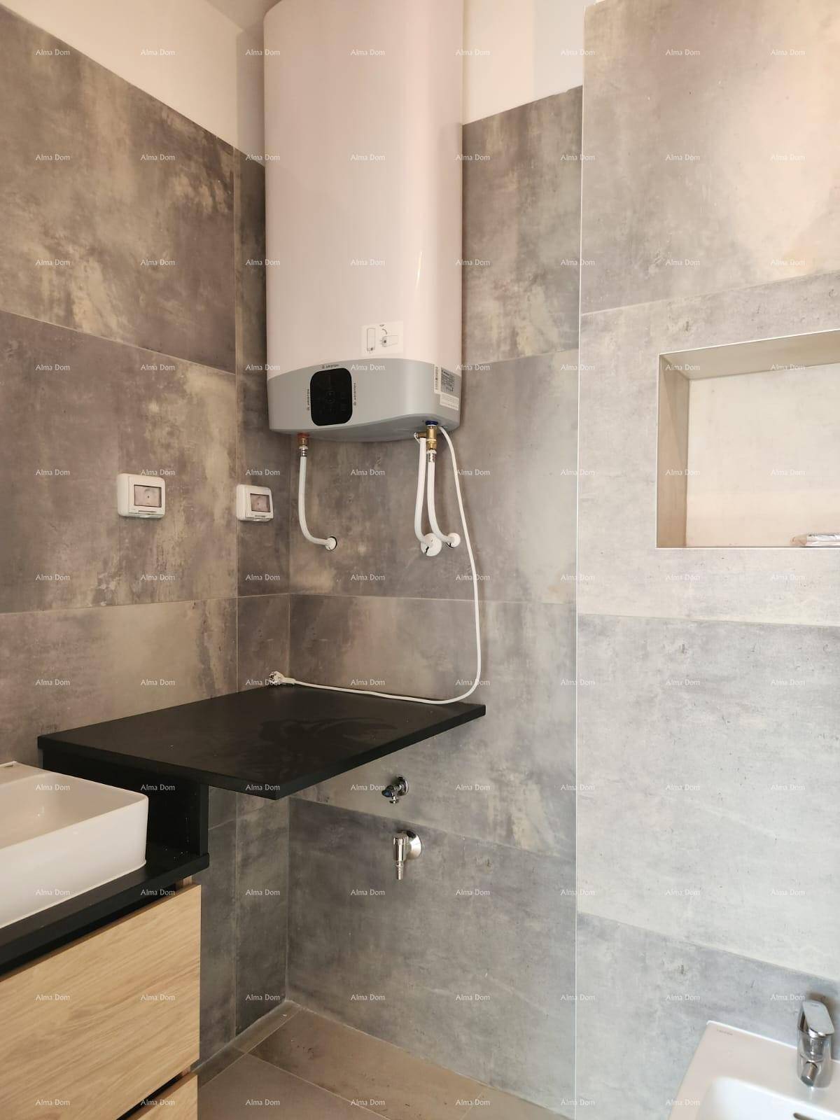 Modernes Badezimmer mit Warmwasserbereiter, Waschtisch und großformatigen Wandfliesen.