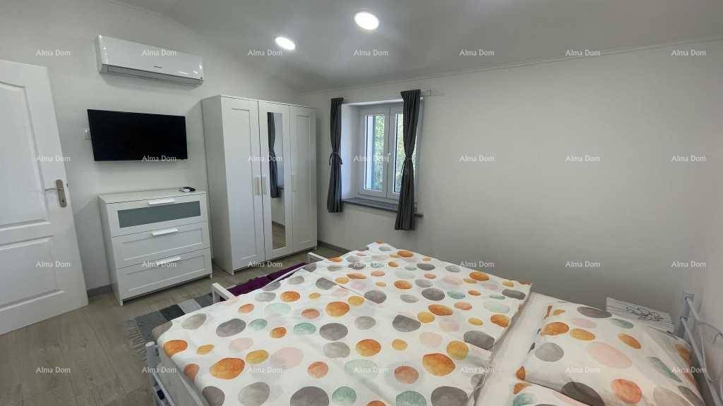 Schlafzimmer mit Klimaanlage, Fernseher und Kleiderschrank.