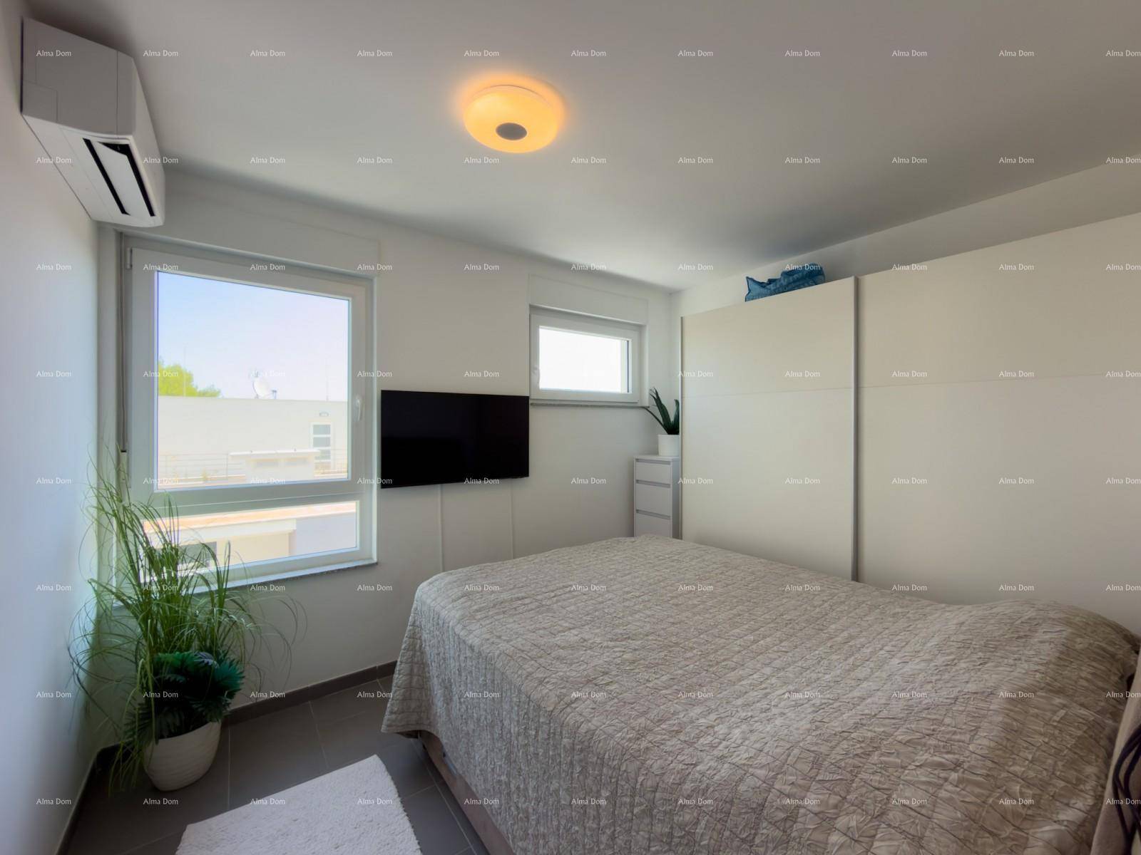 Helles Schlafzimmer mit Doppelbett, Einbauschrank und großen Fenstern für viel Licht.