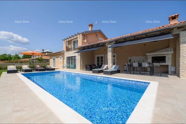 Großer Außenbereich mit Swimmingpool, Sonnenliegen und überdachter Außenküche für entspannte Stunden.