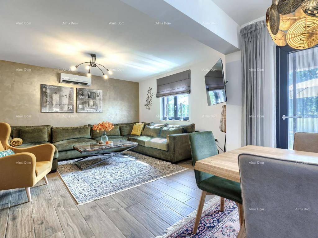 Gemütlicher Wohnbereich mit großem Ecksofa, Sessel und modernem Teppich auf Holzboden.
