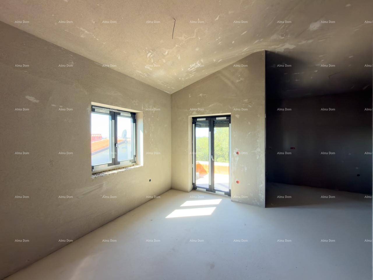 Unfertiger Raum in einem Neubau mit zwei Fenstern und einem Türzugang zu einem Außenbereich.