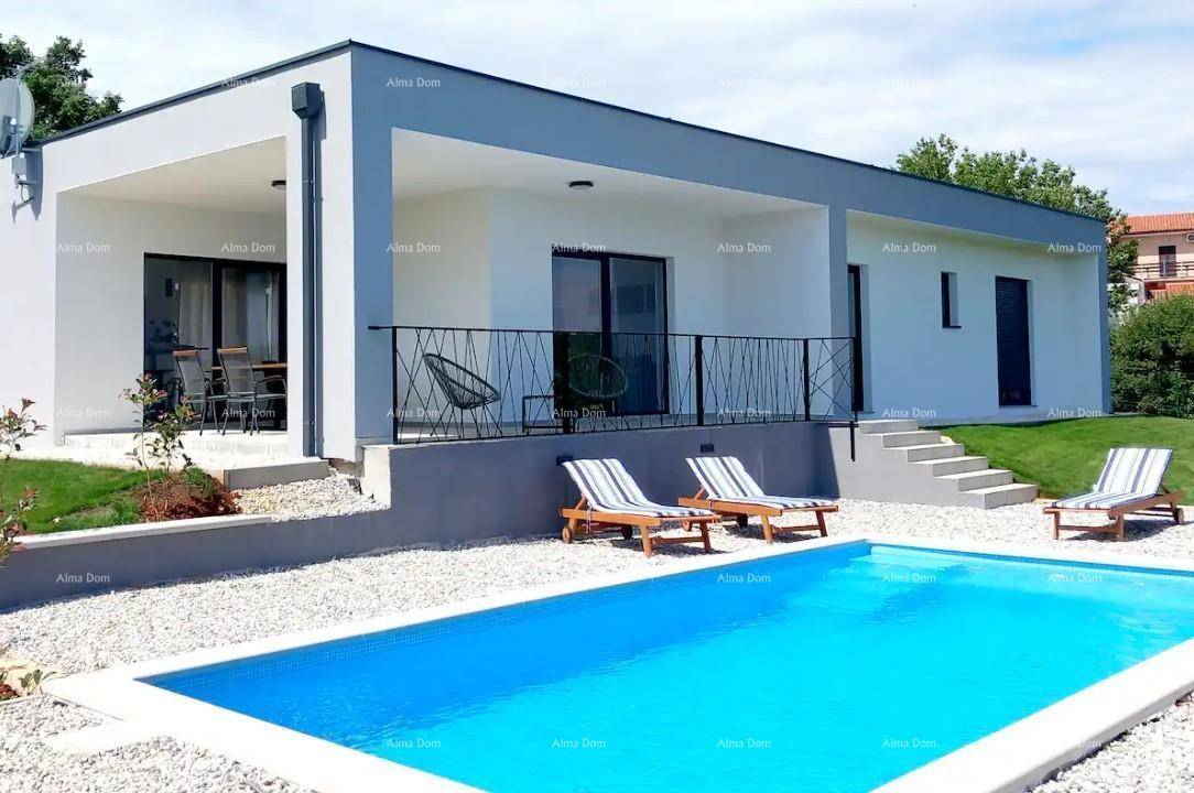 Moderne Villa mit Swimmingpool, Terrasse und Blick auf die umliegende Landschaft.
